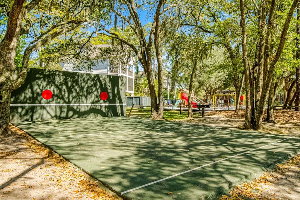 Coastal condo with pool, tennis, and gym access - balcony & central AC
