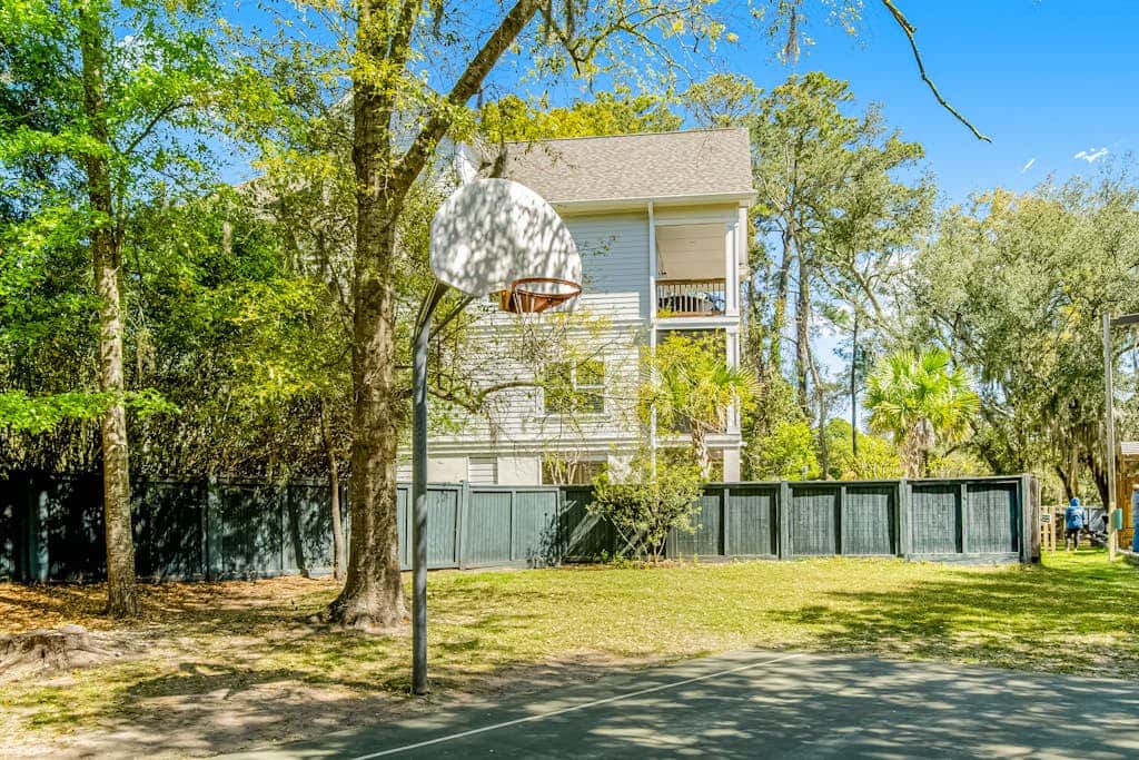Coastal condo with pool, tennis, and gym access - balcony & central AC