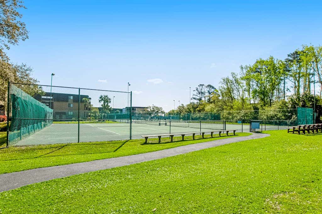 Coastal condo with pool, tennis, and gym access - balcony & central AC