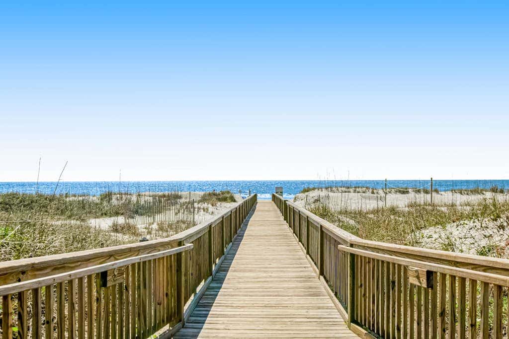 Coastal condo with pool, tennis, and gym access - balcony & central AC