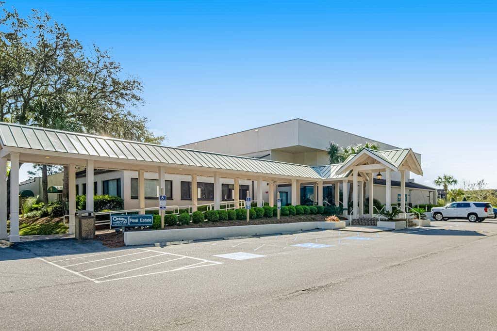 Coastal condo with pool, tennis, and gym access - balcony & central AC