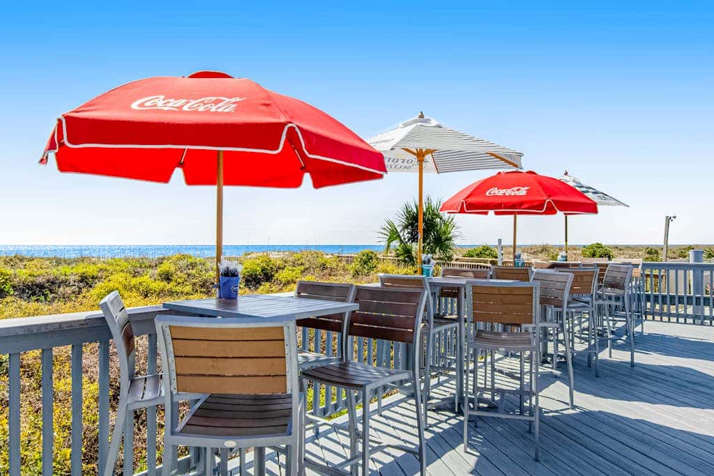 Coastal condo with pool, tennis, and gym access - balcony & central AC