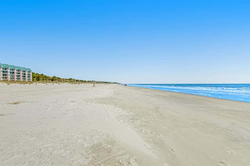 Coastal condo with pool, tennis, and gym access - balcony & central AC