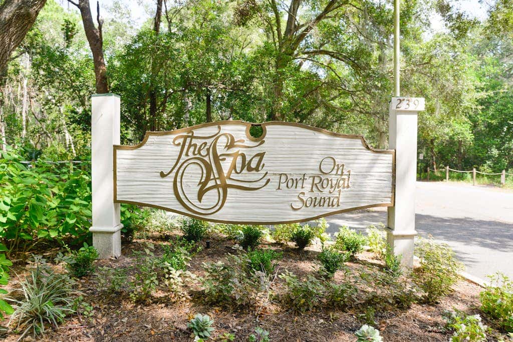 3rd-floor condo with water views, balcony, pools, gym, & beach access