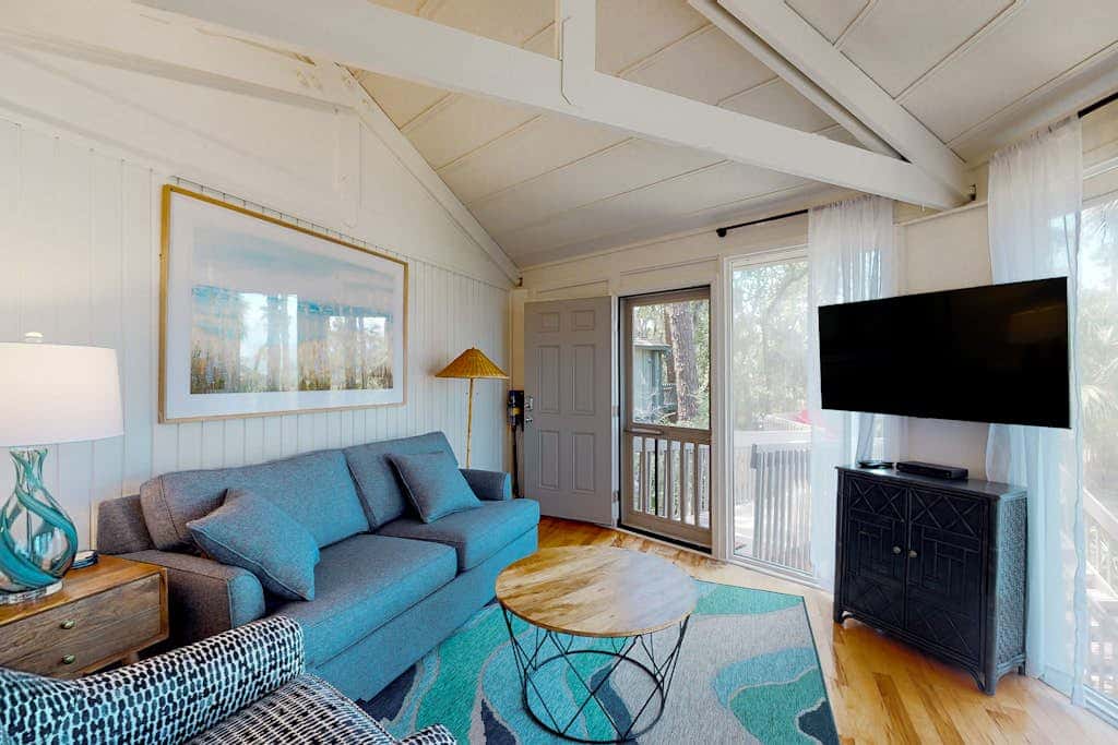 Adorable ocean side villa with large windows & natural lighting, dog friendly