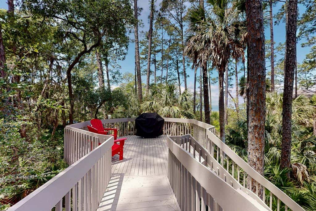 Adorable ocean side villa with large windows & natural lighting, dog friendly