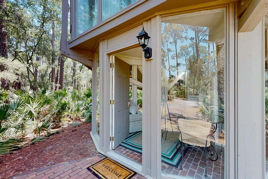 Adorable ocean side villa with large windows & natural lighting, dog friendly