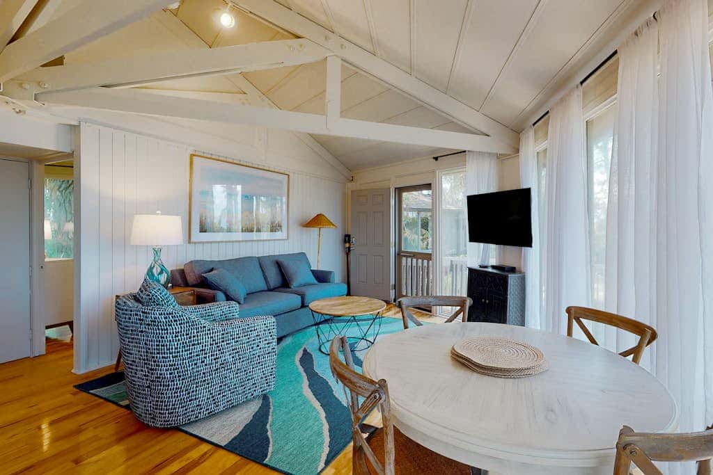 Adorable ocean side villa with large windows & natural lighting, dog friendly