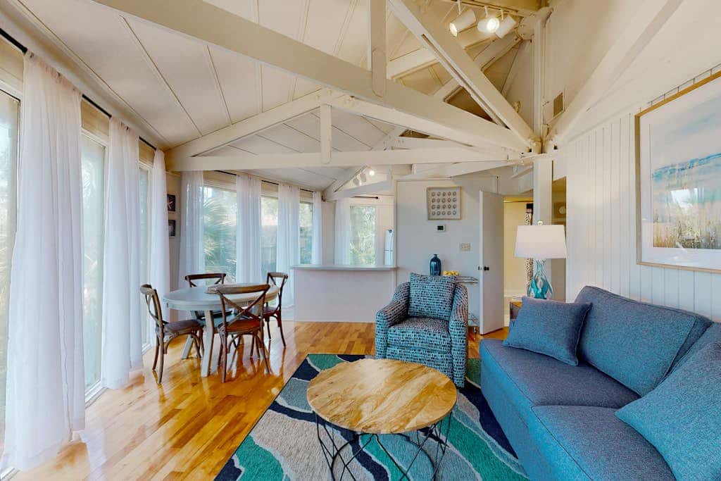 Adorable ocean side villa with large windows & natural lighting, dog friendly