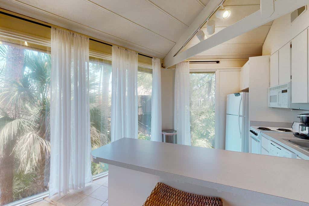 Adorable ocean side villa with large windows & natural lighting, dog friendly