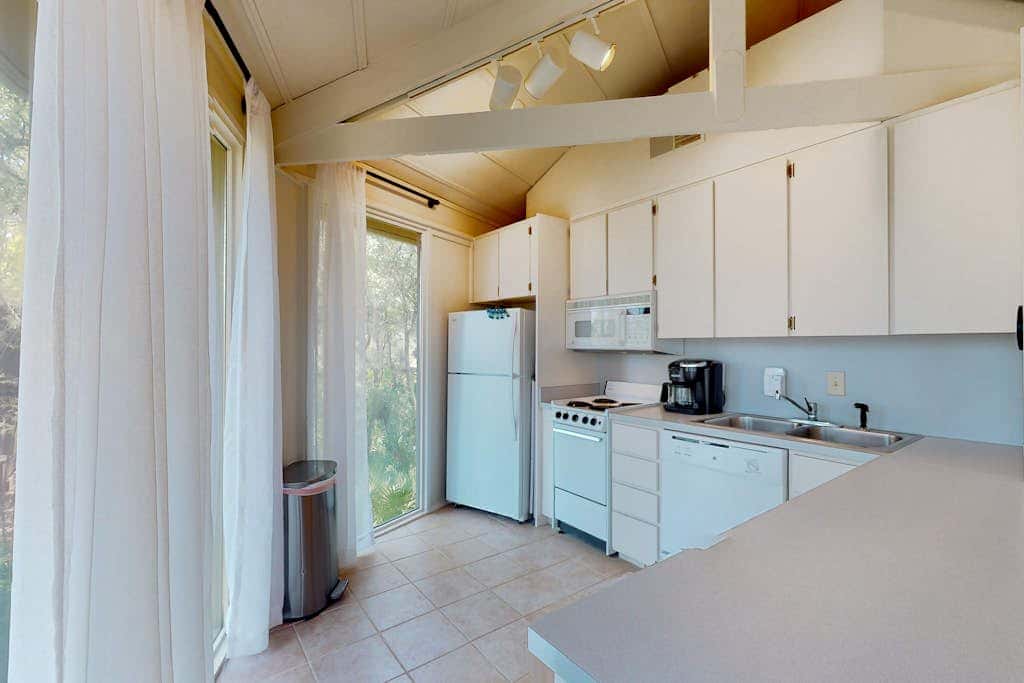 Adorable ocean side villa with large windows & natural lighting, dog friendly