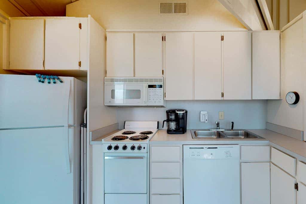 Adorable ocean side villa with large windows & natural lighting, dog friendly