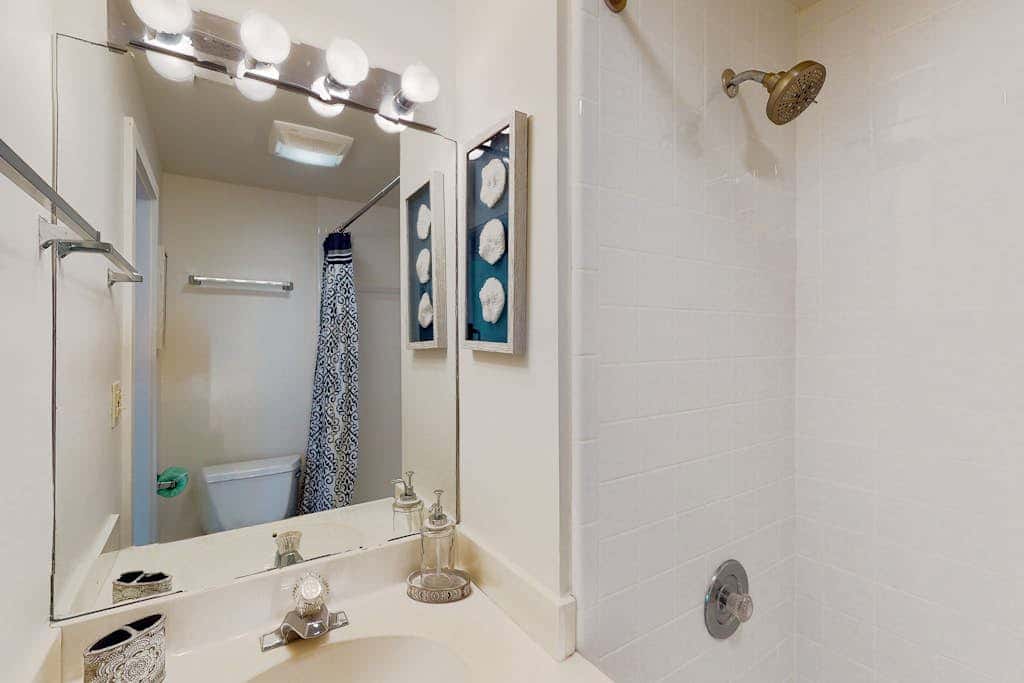 Adorable ocean side villa with large windows & natural lighting, dog friendly