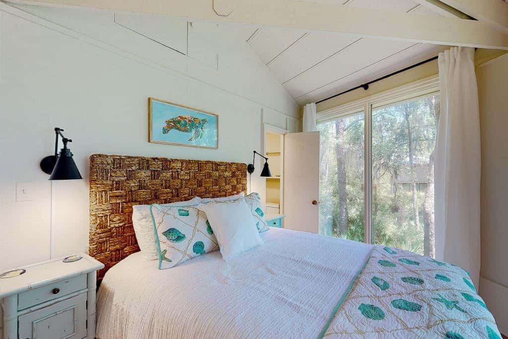 Adorable ocean side villa with large windows & natural lighting, dog friendly