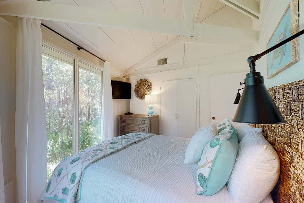 Adorable ocean side villa with large windows & natural lighting, dog friendly
