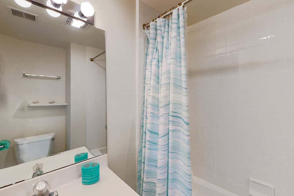 Adorable ocean side villa with large windows & natural lighting, dog friendly