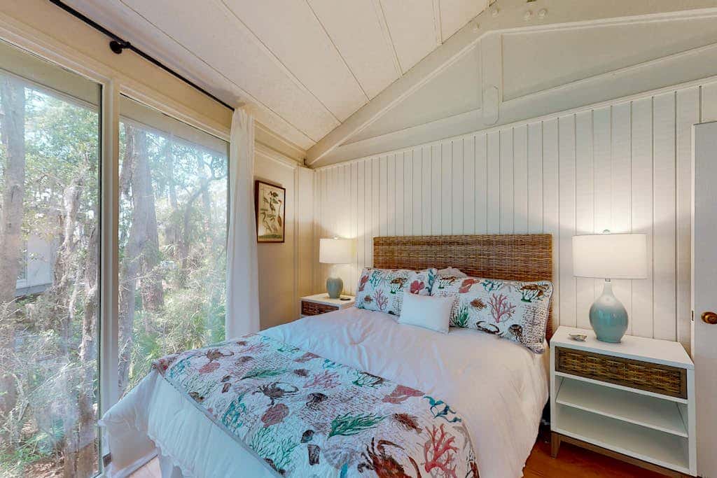 Adorable ocean side villa with large windows & natural lighting, dog friendly