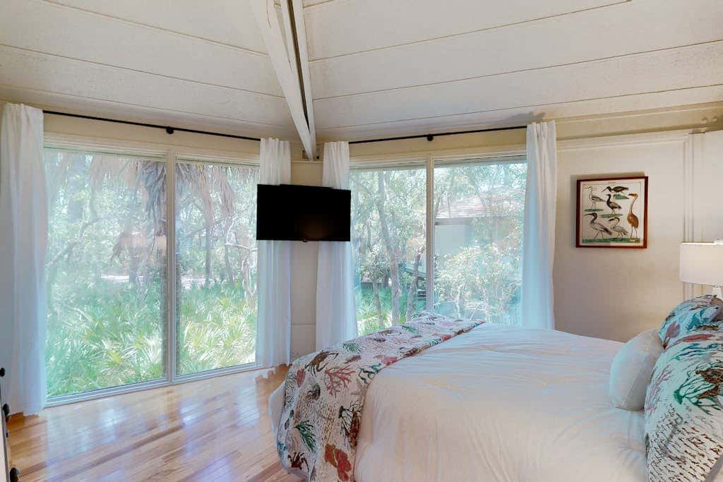 Adorable ocean side villa with large windows & natural lighting, dog friendly