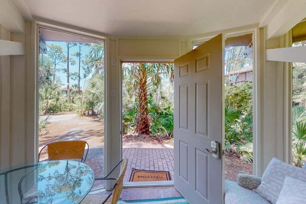 Adorable ocean side villa with large windows & natural lighting, dog friendly