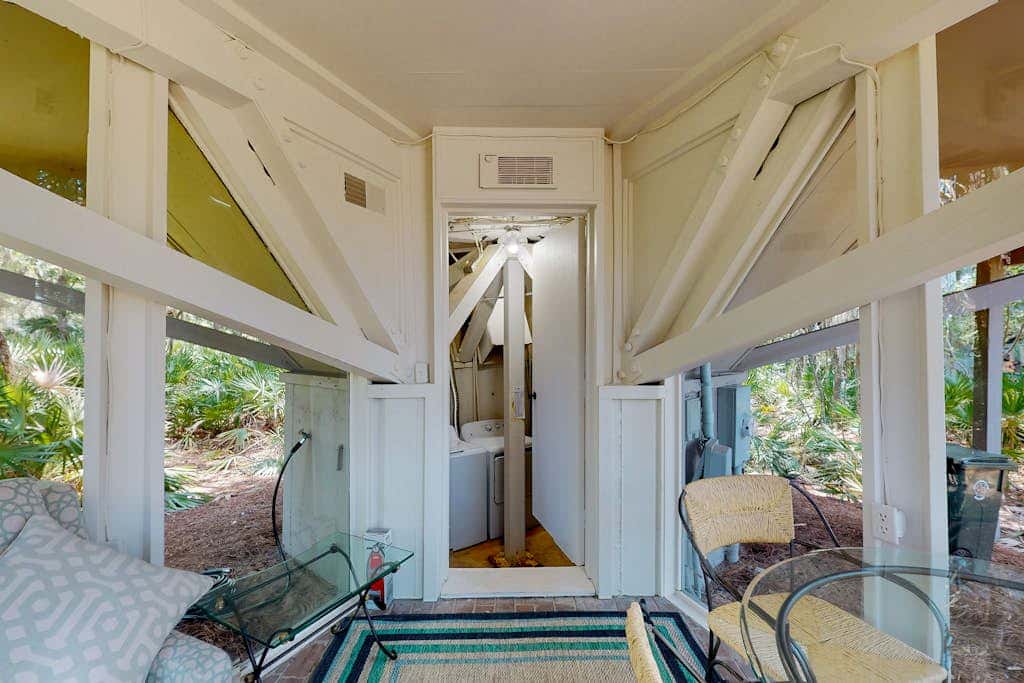 Adorable ocean side villa with large windows & natural lighting, dog friendly