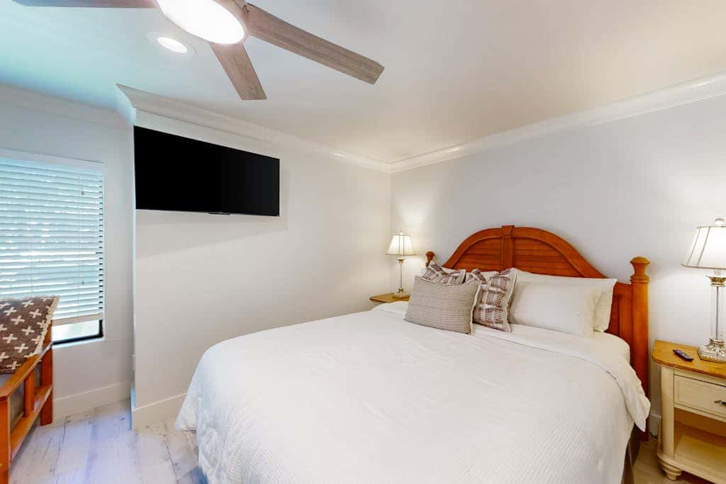 Beachwalk 141  Villa near the beach with lagoon & golf views, pool, golf, WD