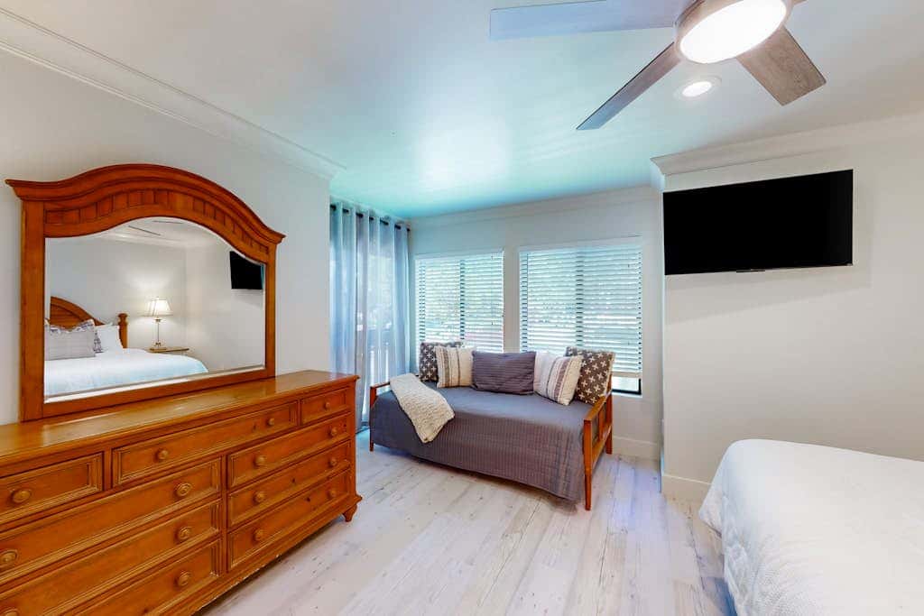 Beachwalk 141  Villa near the beach with lagoon & golf views, pool, golf, WD