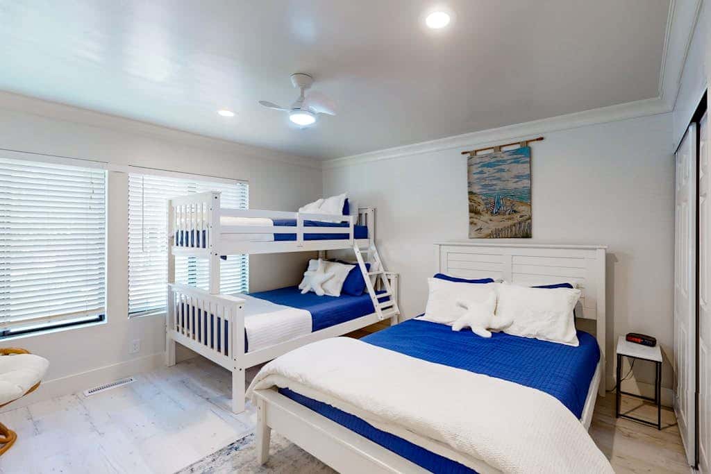 Beachwalk 141  Villa near the beach with lagoon & golf views, pool, golf, WD
