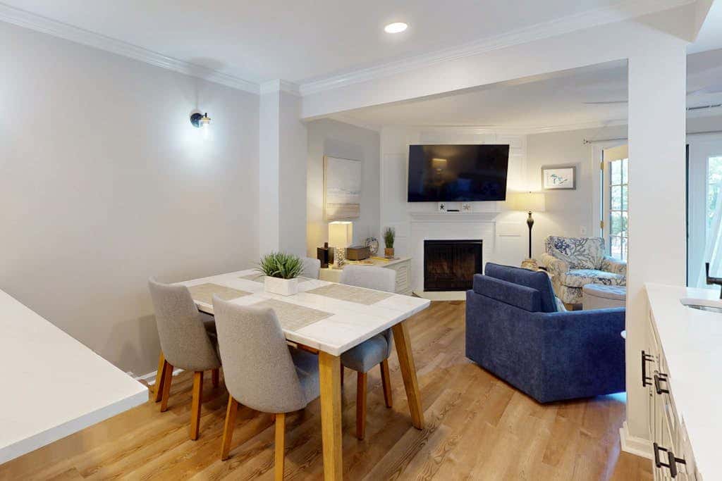 Golf course view condo with on site pool, tennis, & private patio