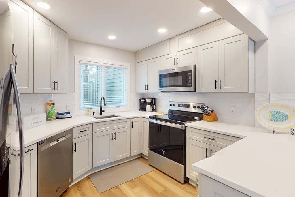Golf course view condo with on site pool, tennis, & private patio