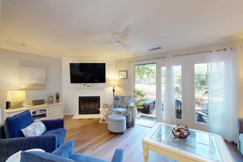 Golf course view condo with on site pool, tennis, & private patio