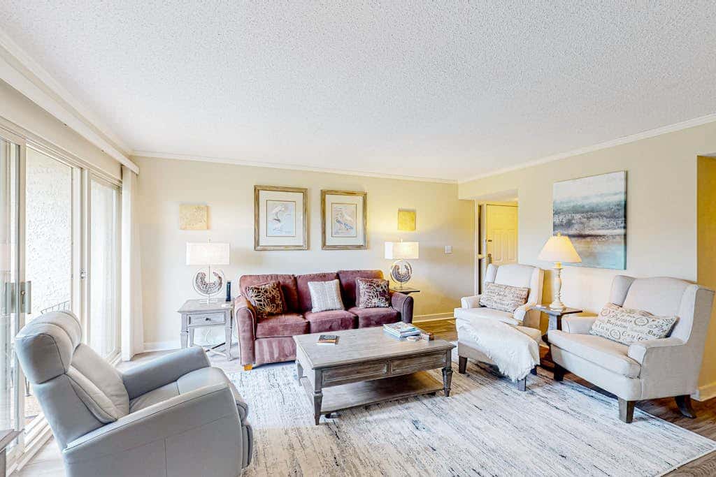 Bay view villa with balcony, AC, & W D  walk to beach