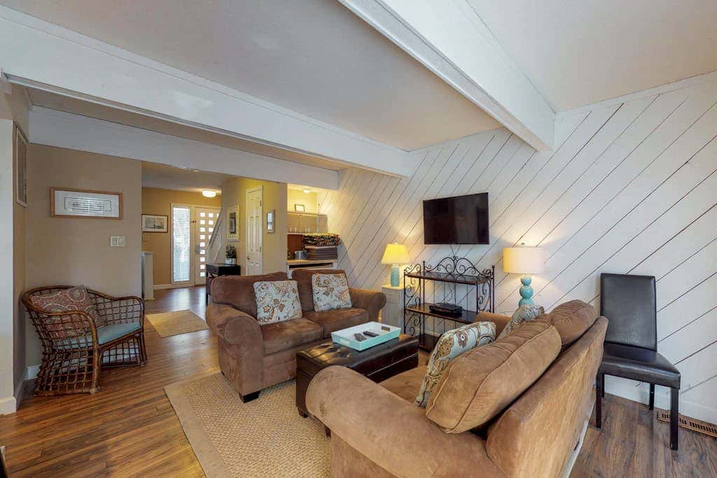Dog-Friendly Townhouse with Shared Pool, Easy Beach Access, and Golf