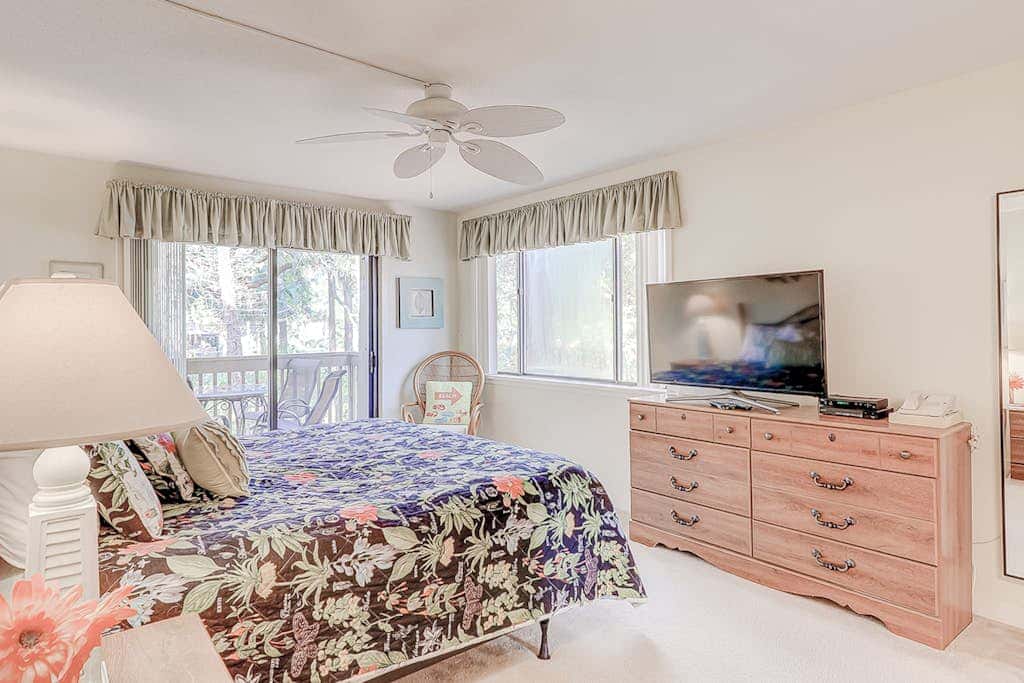 Dog friendly condo with pool, central AC, & washer and dryer, quick walk to beach