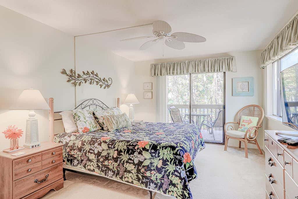 Dog friendly condo with pool, central AC, & washer and dryer, quick walk to beach
