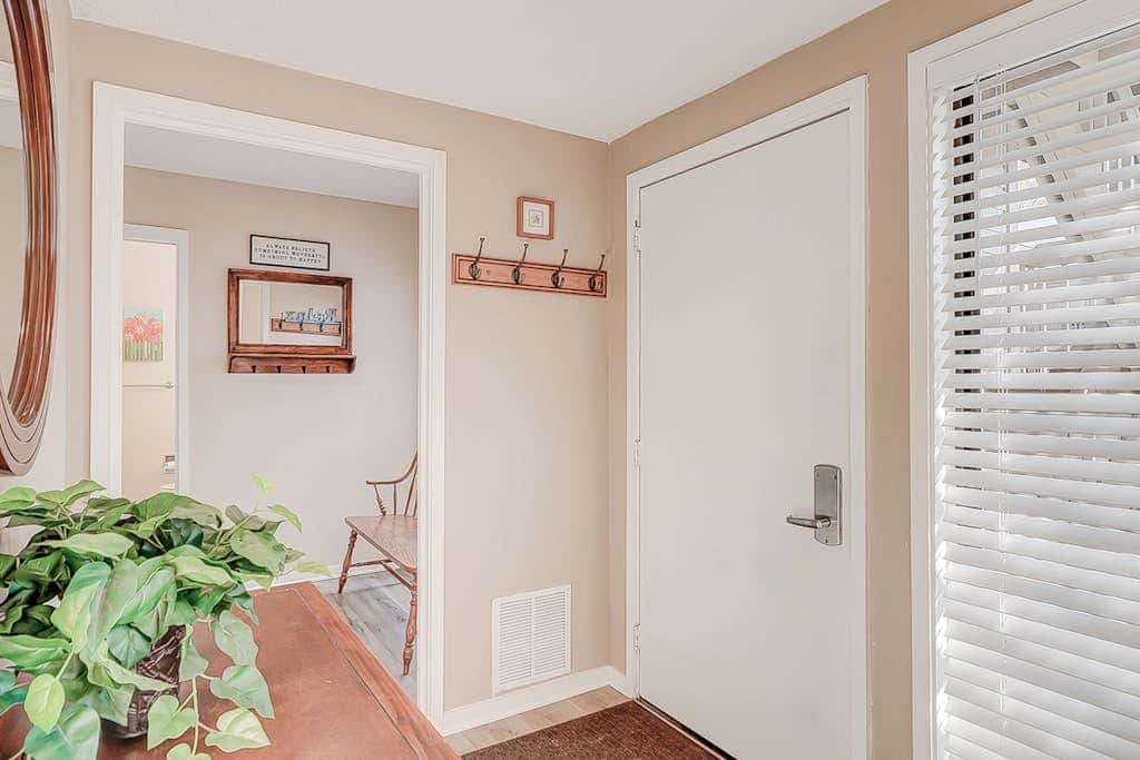 Dog friendly condo with pool, central AC, & washer and dryer, quick walk to beach