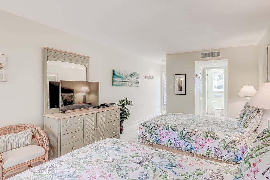Dog friendly condo with pool, central AC, & washer and dryer, quick walk to beach