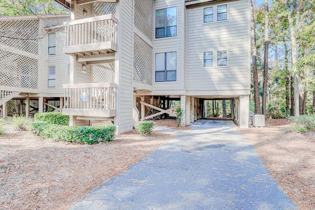 Dog friendly condo with pool, central AC, & washer and dryer, quick walk to beach