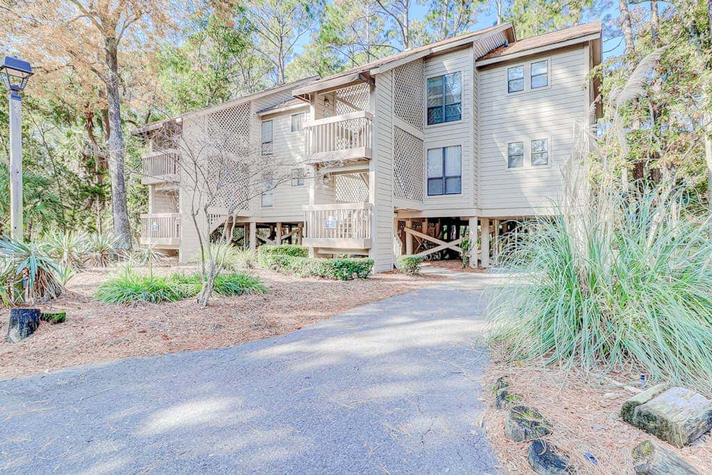 Dog friendly condo with pool, central AC, & washer and dryer, quick walk to beach