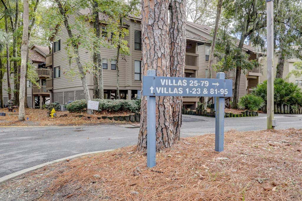 Dog friendly condo with pool, central AC, & washer and dryer, quick walk to beach