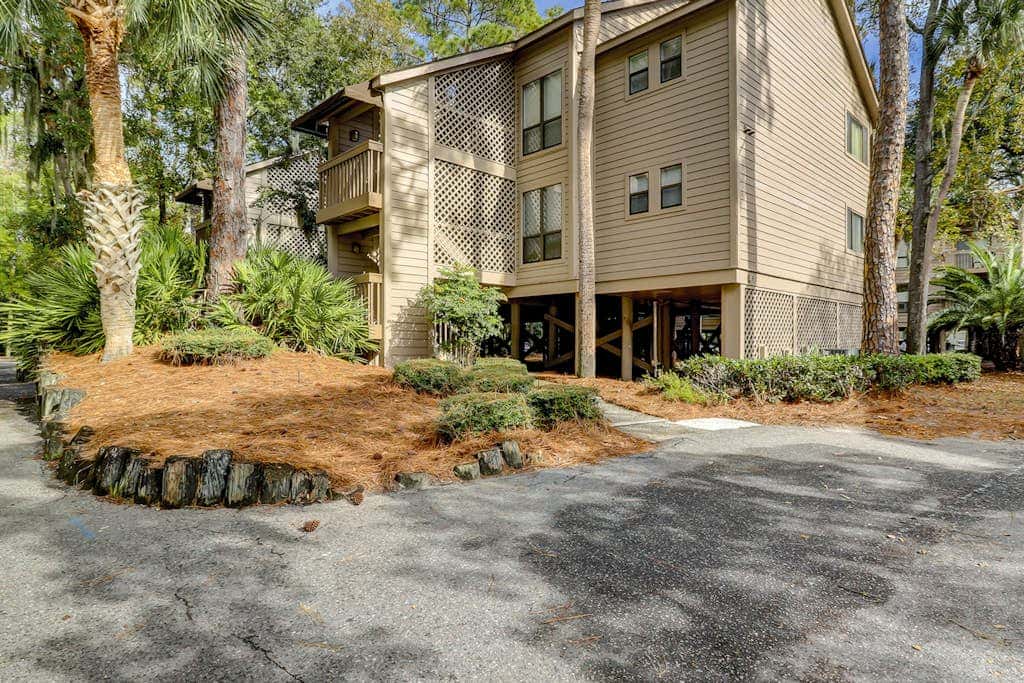 Dog friendly condo with pool, central AC, & washer and dryer, quick walk to beach