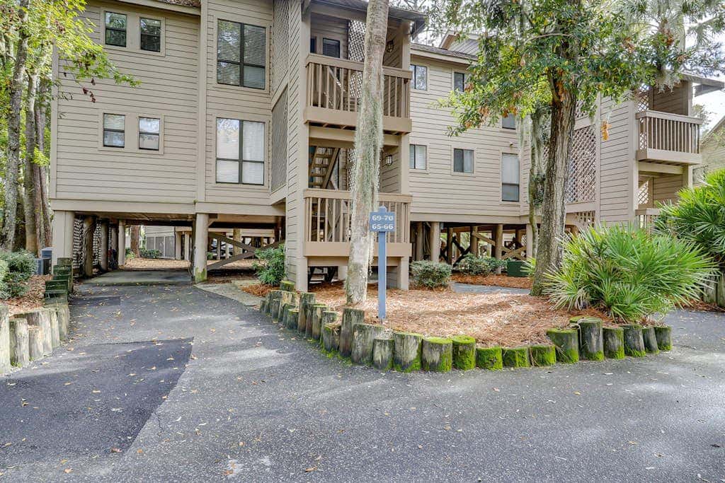 Dog friendly condo with pool, central AC, & washer and dryer, quick walk to beach