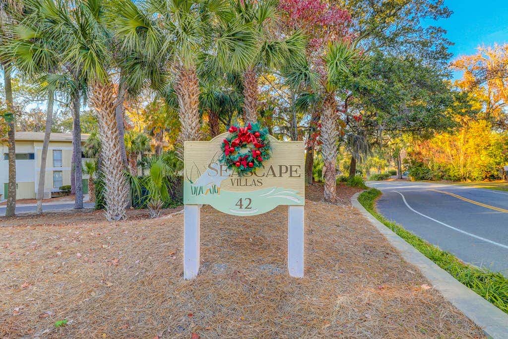 Beach access condo with deck, pool, washer dryer, and AC - snowbird-friendly