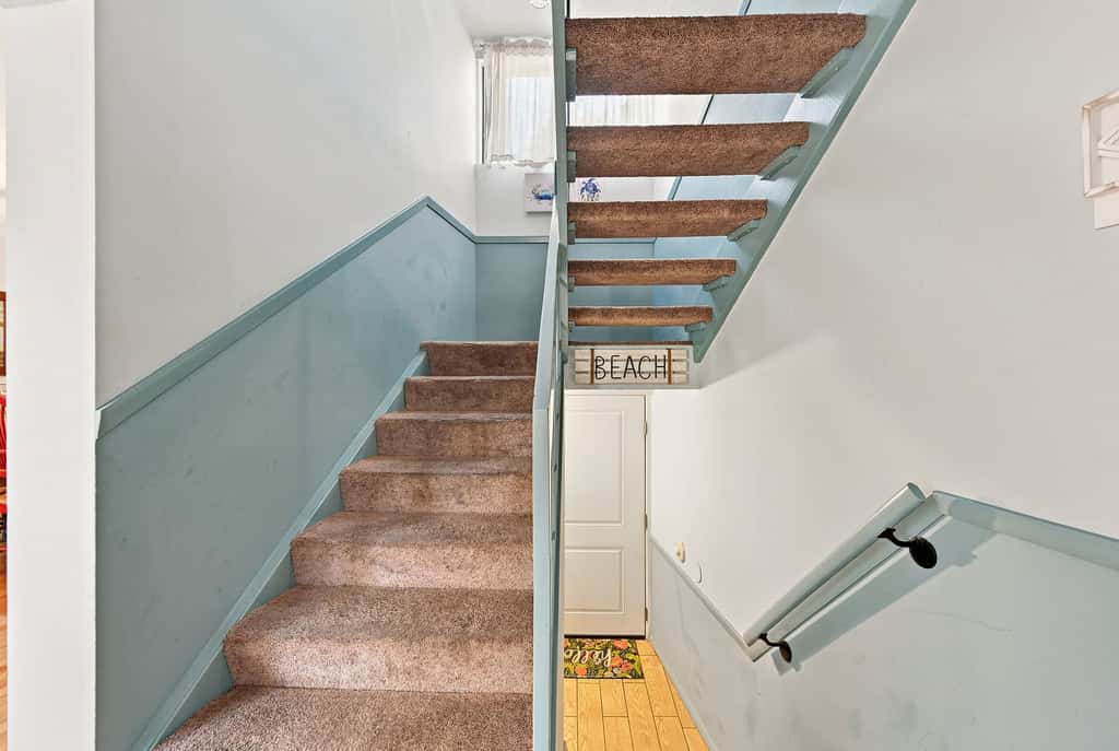 Beach access condo with deck, pool, washer dryer, and AC - snowbird-friendly