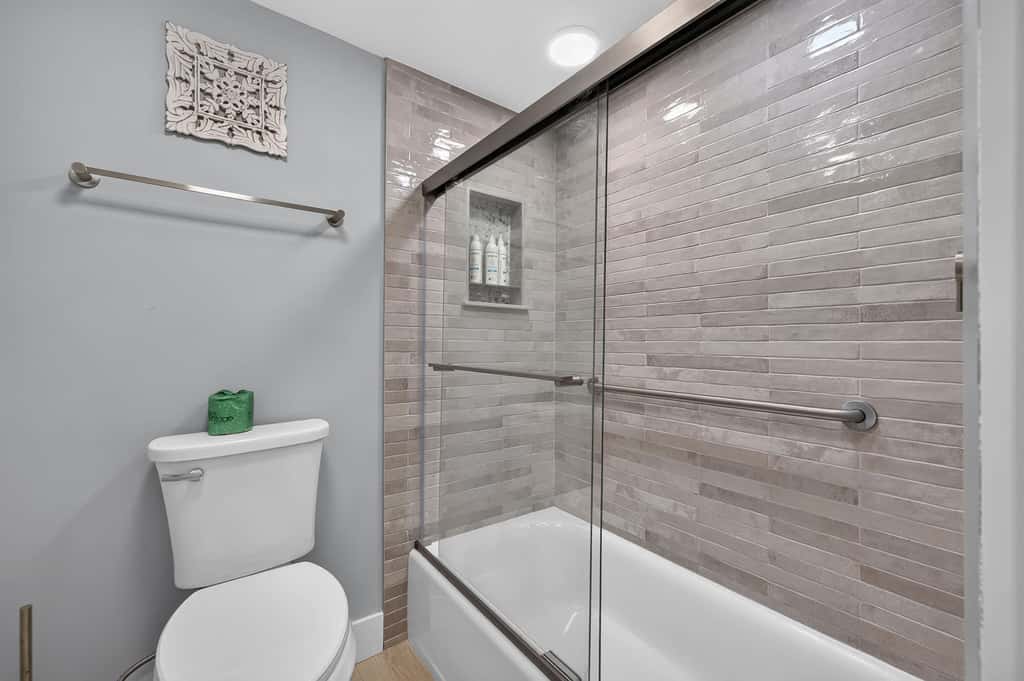 Beach access condo with deck, pool, washer dryer, and AC - snowbird-friendly