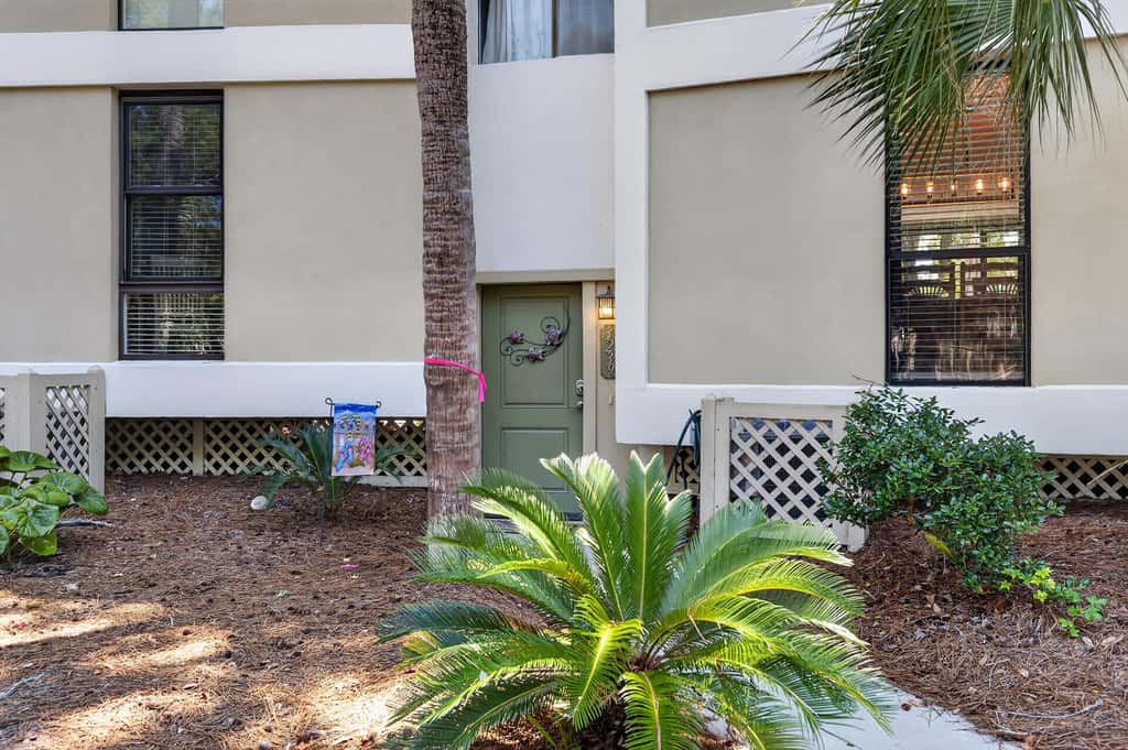 Beach access condo with deck, pool, washer dryer, and AC - snowbird-friendly