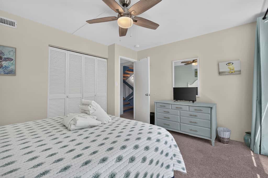 Beach access condo with deck, pool, washer dryer, and AC - snowbird-friendly