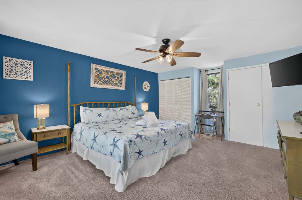 Beach access condo with deck, pool, washer dryer, and AC - snowbird-friendly