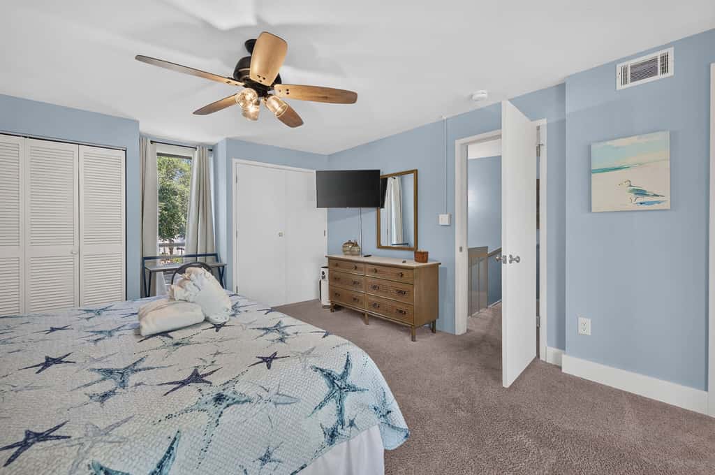 Beach access condo with deck, pool, washer dryer, and AC - snowbird-friendly
