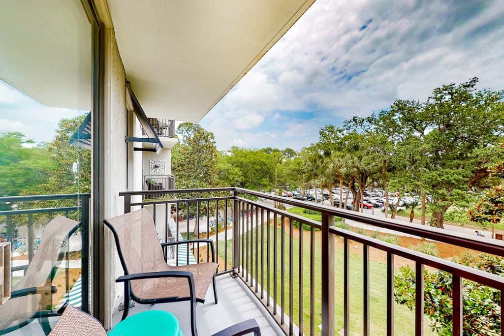 Dog friendly coastal condo  water views, balcony, WD, & AC