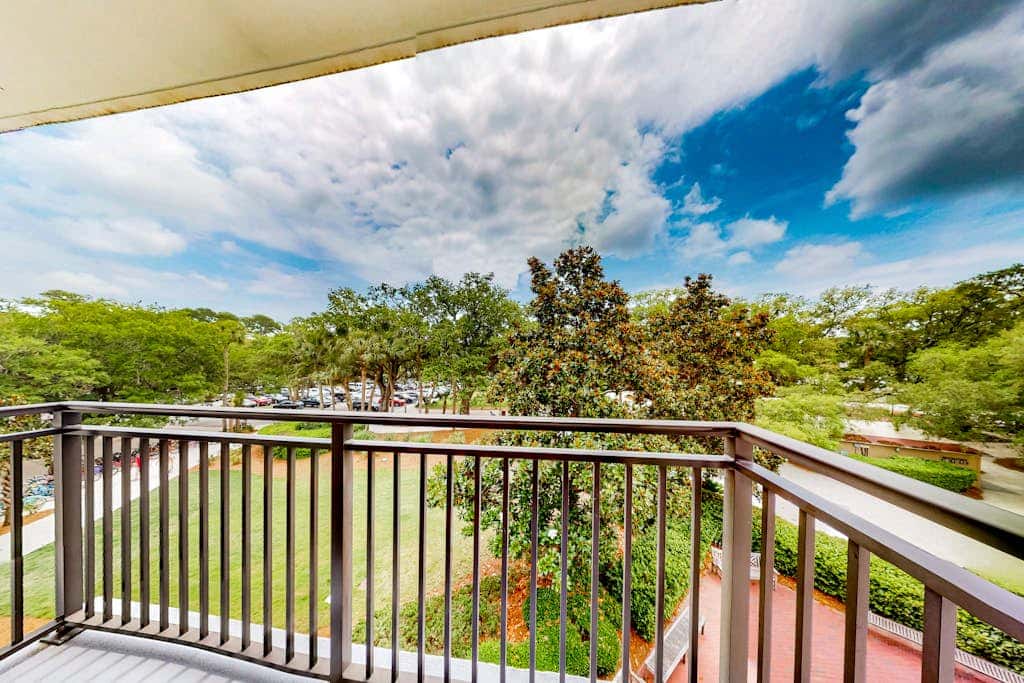 Dog friendly coastal condo  water views, balcony, WD, & AC